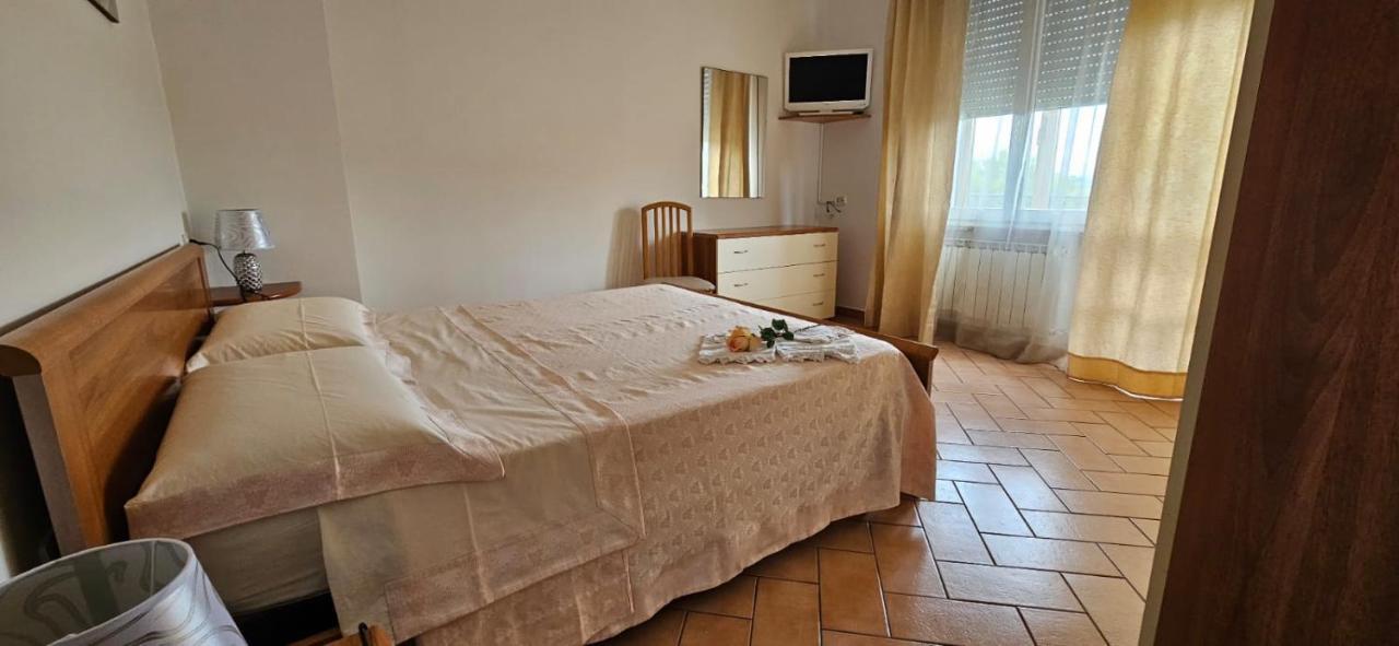 Delizioso Appartamento Collinare Limigiano Bagian luar foto